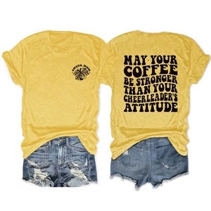 Vue avant et arrière du t-shirt jaune avec détail d'impression May Your Coffee Be Stronger