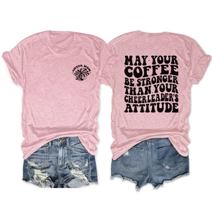 Détail du t-shirt rose en coton avec imprimé et du short en jean bleu délavé