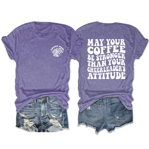Vues avant et arrière du T-shirt violet avec un short en jean rétro effiloché