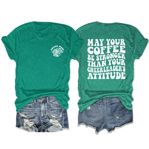 Vue avant et arrière du t-shirt vert imprimé avec un short en jean usé