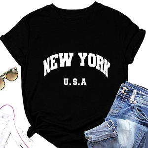 Détail du t-shirt en coton New York USA avec manches retroussées et col rond