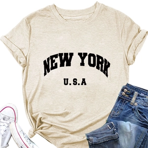 Détail du t-shirt beige New York USA en coton avec manches retroussées et nœud latéral