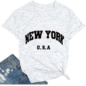 Détail de l'imprimé New York USA sur t-shirt blanc avec finition de l'ourlet noué tendance