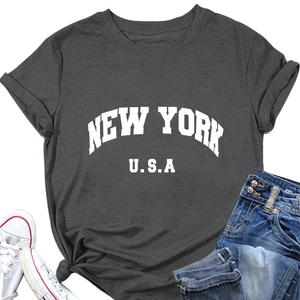 T-shirt gris foncé New York USA en coton assorti à un short en jean et des baskets