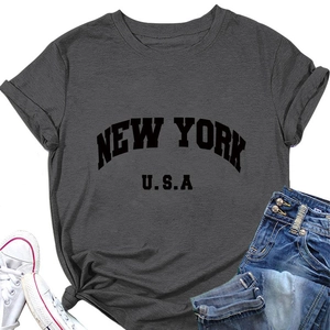 Détail d'un t-shirt gris anthracite New York USA avec nœud latéral et revers aux manches