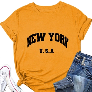 Détail du t-shirt jaune New York en coton avec manches retroussées et nœud frontal