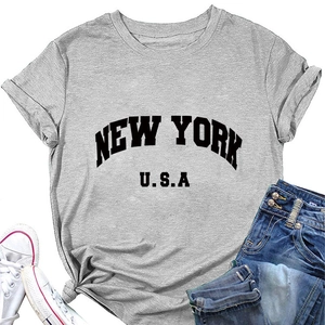 Détail d'un t-shirt gris en coton avec imprimé New York USA et ourlet noué à la mode