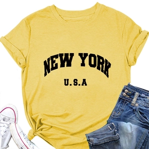 T-shirt jaune à imprimé New York U.S.A avec jean et baskets sur fond blanc épuré