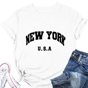 T-shirt New York USA en coton blanc présenté avec un jean et des baskets en toile