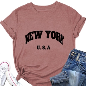 Détail de l'imprimé New York USA sur t-shirt en coton rouge brique avec style à plat