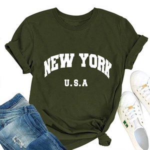 Détail du t-shirt vert foncé avec imprimé New York U.S.A. et nœud latéral élégant