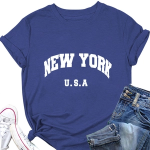 Mise à plat de t-shirt New York bleu roi en coton avec short en jean et baskets