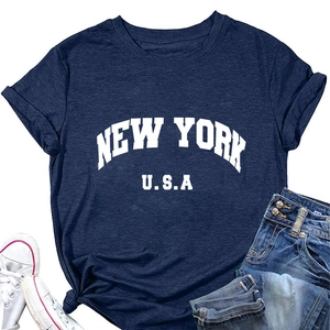 Détail du t-shirt bleu marine New York U.S.A montrant la texture et l'imprimé collège