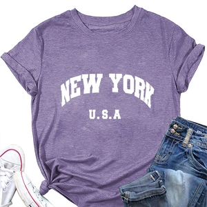 Détail de l'imprimé New York USA sur t-shirt en coton violet avec ourlet noué tendance