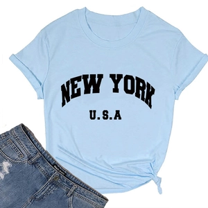 Détail du t-shirt bleu clair New York USA montrant l'imprimé et le nœud latéral élégant