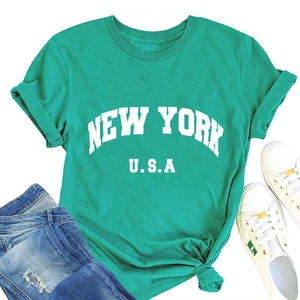 Détail du t-shirt New York USA vert menthe avec ourlet noué et manches roulées