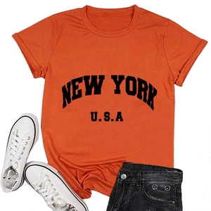 Mise à plat d'un t-shirt orange New York USA en coton stylisé avec un jean denim