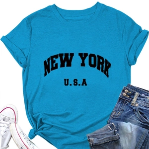 Détail de l'imprimé New York USA sur un t-shirt bleu ciel à manches courtes en coton