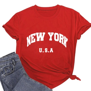 Gros plan sur l'imprimé New York USA sur un t-shirt en coton rouge avec un nœud latéral