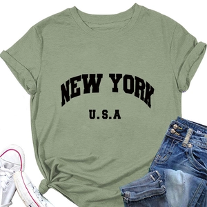 Détail de l'imprimé New York USA sur t-shirt vert en coton avec nœud latéral tendance