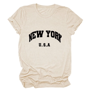 Vue détaillée de la texture en coton et de l'imprimé New York USA sur ce t-shirt beige