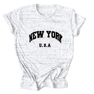 Détail de l'imprimé New York USA et revers de manche sur un t-shirt blanc chiné décontracté