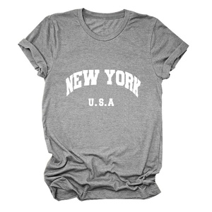 Vue détaillée du t-shirt gris en coton avec inscription New York USA imprimée à plat