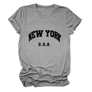 Détail du t-shirt en coton gris avec imprimé vintage New York USA et bords roulés