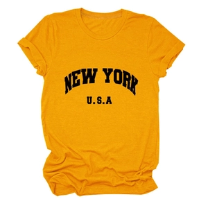 Détail d'un T-shirt jaune en coton avec lettrage noir New York USA imprimé en arc