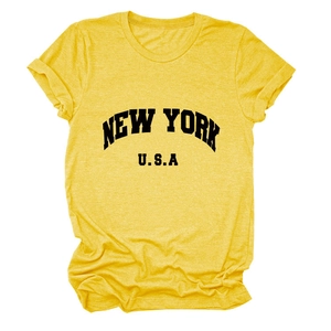 Détail du t-shirt New York USA jaune gingembre en coton doux avec imprimé rétro chic
