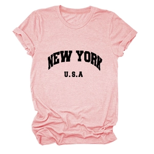 Détail du tissu rose chiné et de l'imprimé vintage New York USA sur le t-shirt à col rond