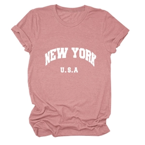 Détail du logo New York USA sur t-shirt rose poudré en coton à manches courtes et col rond