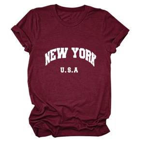 Détail d'un t-shirt bordeaux New York USA avec col rond et manches à revers décontracté