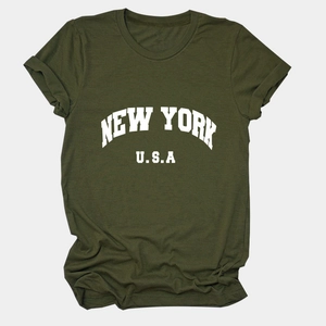Vue détaillée du t-shirt en coton vert kaki avec impression texte New York USA