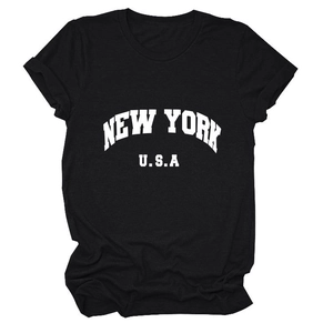 Détail de l'imprimé New York USA blanc sur le devant d'un T-shirt noir en coton doux
