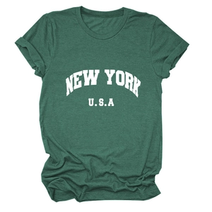 T-shirt vert foncé avec motif New York USA de style vintage sur fond blanc éclatant