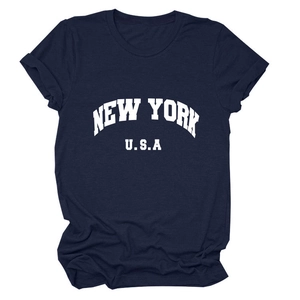 Détail à plat du t-shirt bleu marine avec imprimé New York USA blanc sur textile coton