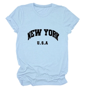 Détail d'un t-shirt en coton bleu clair avec imprimé noir New York USA en arc de cercle