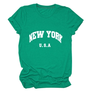 Gros plan détaillé du tissu du t-shirt vert New York USA et détails de l'imprimé