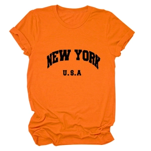 Détail d'un t-shirt en coton orange vif avec imprimé graphique noir New York USA