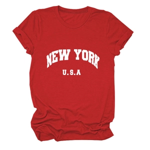 Détail du t-shirt rouge New York USA en coton avec lettrage blanc de style universitaire