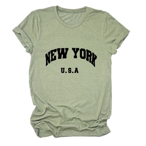 Détail de l'imprimé New York USA sur un t-shirt vintage en coton de couleur vert sauge