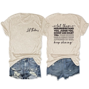 Vue à plat de l'avant et de l'arrière de t-shirts beige avec citation inspirante