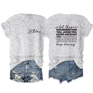 Détails avant et arrière d'un t-shirt gris imprimé et d'un short en jean bleu délavé
