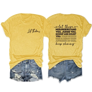Détails d'un t-shirt en coton jaune et d'un short en jean avec lettrage imprimé
