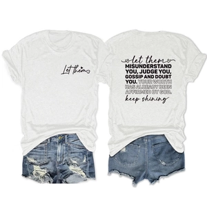 T-shirt décontracté avec texte 'Let them' et short en jean vieilli avec détails frangés