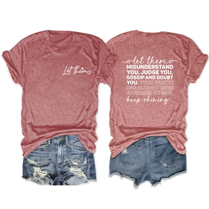 Vue avant et arrière du t-shirt rouge brique avec imprimé blanc et short en jean