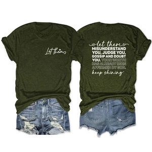 Détail d'un t-shirt vert armée avec lettrage blanc et short en jean bleu délavé usé