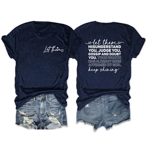T-shirt gris marine avec citations et short en jean usé, vue à plat de l'ensemble