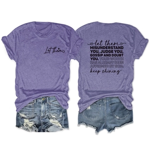 Vue avant et arrière du t-shirt violet avec lettres imprimées et short en jean